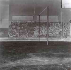 Els grafitis de l'institut. Fotofragia realitzada amb càmera estenopeica. Temps d'exposició: 150 segons
