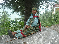 Mujer pastora en las afueras del Castillo de Naggar