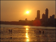 En la playa de Bombay