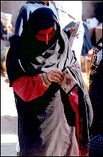 Mujer con máscara en Minab