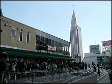 Pero en tokio predominan los rascacielos y las tiendas