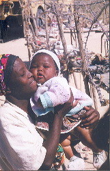 Habitantes en un mercado en Namibia