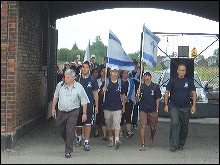 Colegio de israelitas entrando en Birkenau