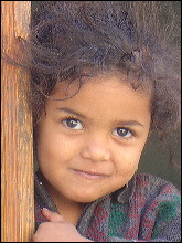 Niña encantadora del wadi Hadramouth