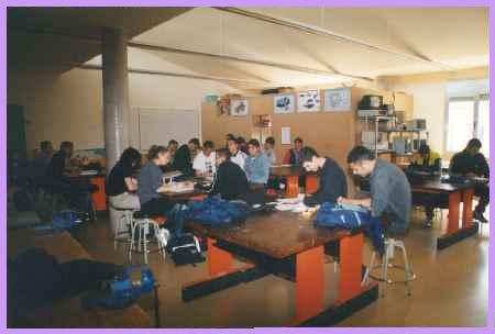 Trabajando en el aula de tecnologia.