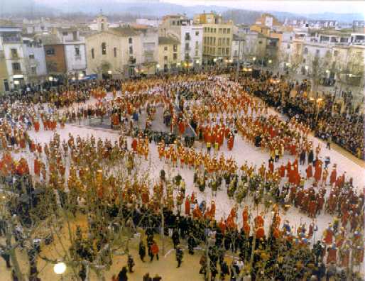 21 de mar&ccedil; de 1999. Pla&ccedil;a de les rodes de Banyoles. 1.378 manaies de tot Catalunya formats al final de la trobada, voltats per un p&uacute;blic entusiasta. Si cliques veur&agrave;s la foto m&eacute;s gran
