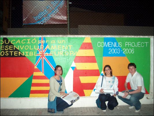 Guanyadors davant del mural del projecte