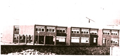 Vista de l'edifici gran de l'escola, foto de 1975.