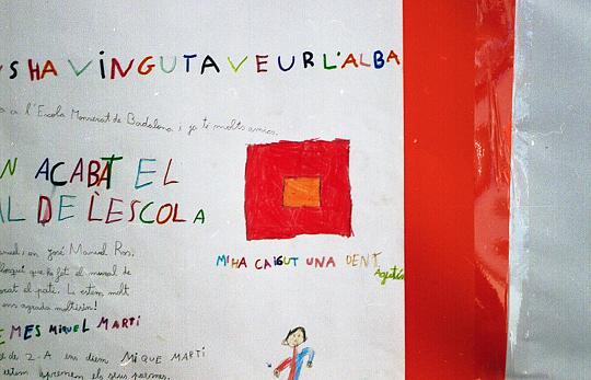 Els nens pinten sobre el mural