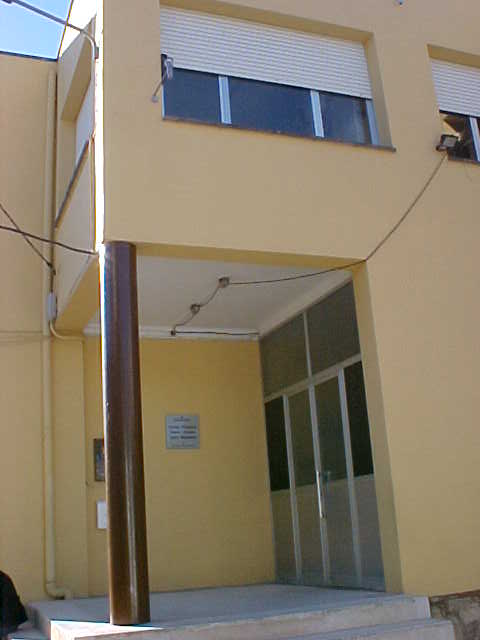 Fotografia de l'entrada de l'escola