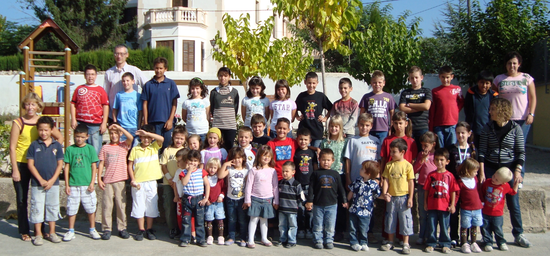 Foto de tots els nens i nenes de l'escola