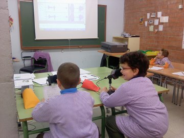 Classe de ràdio de l'escola Joan Abelló