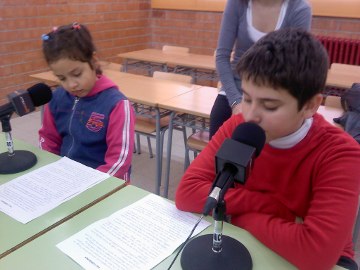 Classe de ràdio a l'escola Joan Abelló