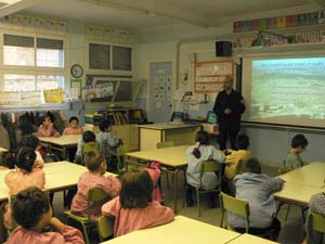 Visita d'un bomber a l'escola