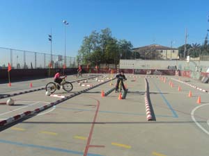 Bicicleta al pati de l'escola