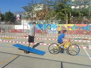 Bicicleta al pati de l'escola