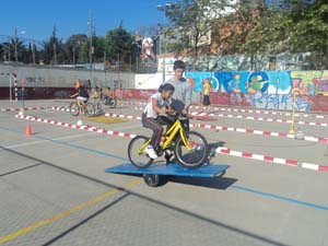 Bicicleta al pati de l'escola