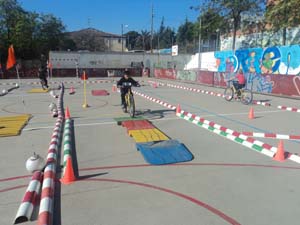 Bicicleta al pati de l'escola