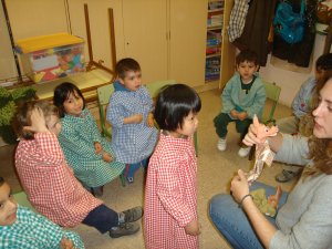 Els nens i nenes d'educaci infantil treballem el llenguatge en petits grups