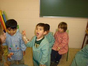 Els nens i nenes d'educaci infantil treballem el llenguatge en petits grups