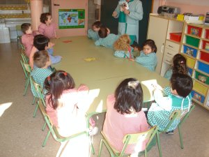 Els nens i nenes d'educaci infantil treballem el llenguatge en petits grups