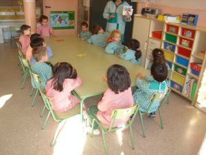 Els nens i nenes d'educaci infantil treballem el llenguatge en petits grups