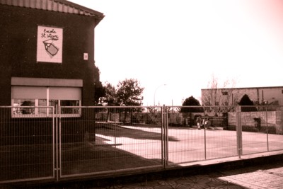 Vista de l'escola amb el seu &quot