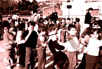 Festa escolar a la pla&ccedil;a.