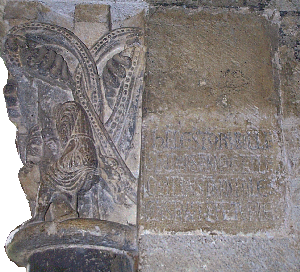 el capitell on és representat Arnau Cadell i la làpida