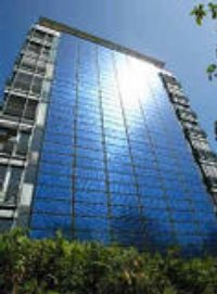 edifici amb plaques solars