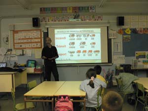 Visita d'un bomber a l'escola