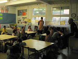 Visita d'un bomber a l'escola