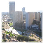 Hotel, parc i escola a la dreta