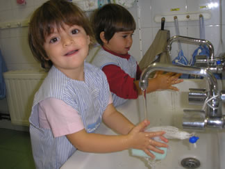 Els infants es renten les mans