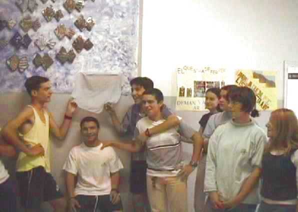 el grup, descobrint la placa