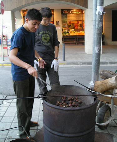 Joves fent castanyes.