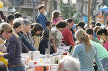 La Rambla Nova de Tarragona el dia de Sant Jordi