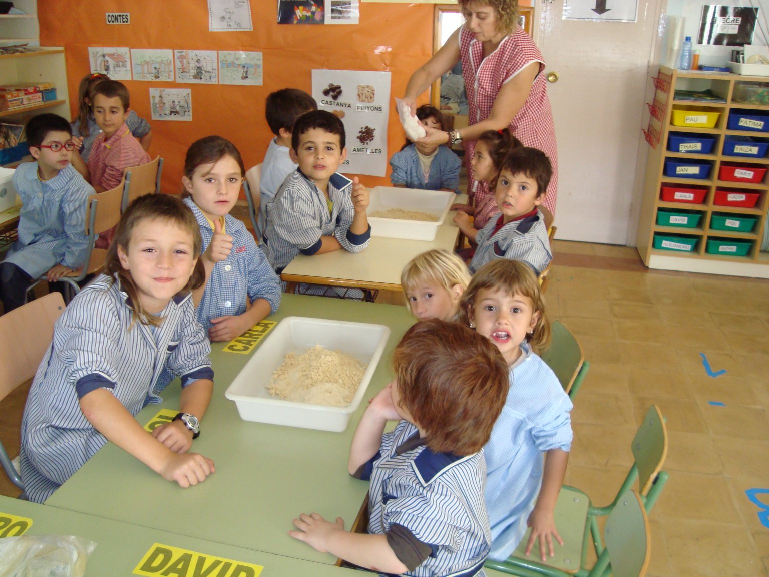 Alumnes d'EI i CI fent els panellets