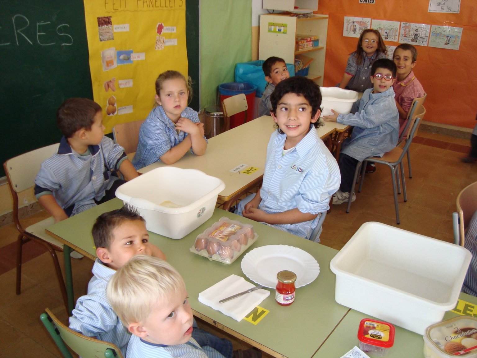 Alumnes d'EI i CI fent els panellets