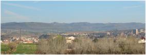 Al fons es veu la Serra de Rubió amb els seus molins