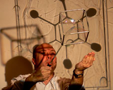 El professor Anton Aubanell fa geometria amb bombolles