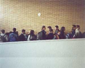 Fotografia dels alumnes caminant per les rampes de l'IES distorsionada