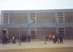 Fotografia de l'entrada de l'IES Pla de les Moreres distorsionada