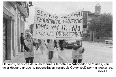 Cuadro de texto:  
Els vens, membres de la Plataforma Alternativa a lAbocador de Crulles, van voler deixar clar que no necessitaven perms de Governaci per manifestar-se. 
ANNA PUIG

