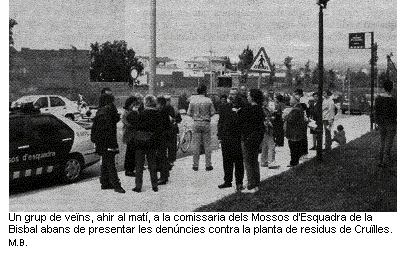 Cuadro de texto:  
Un grup de vens, ahir al mat, a la comissaria dels Mossos dEsquadra de la Bisbal abans de presentar les denncies contra la planta de residus de Crulles. M.B.
