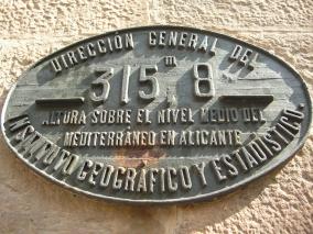 A la façana de l 'església de Santa Maria, podeu veure aquesta placa.