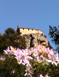 L'ermita vista des del cam de pujada