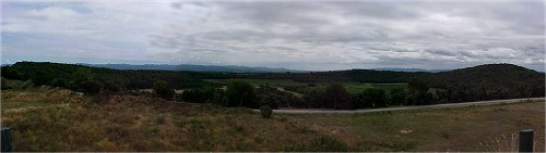 Vista del crter del volc, amb el Puig de Sant Llop a la dreta i les Gavarres al fons