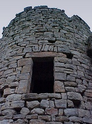 Imatge de la torre circular, en fora bon estat