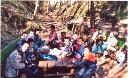 Berenar a la font d'en Gurb. Foto cedida pel CEIP Guilleries